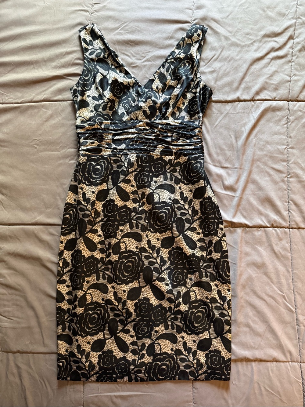 Jones Wear Dress Black Floral print Sexy V-Neck Sheath Dress, size 4 Small